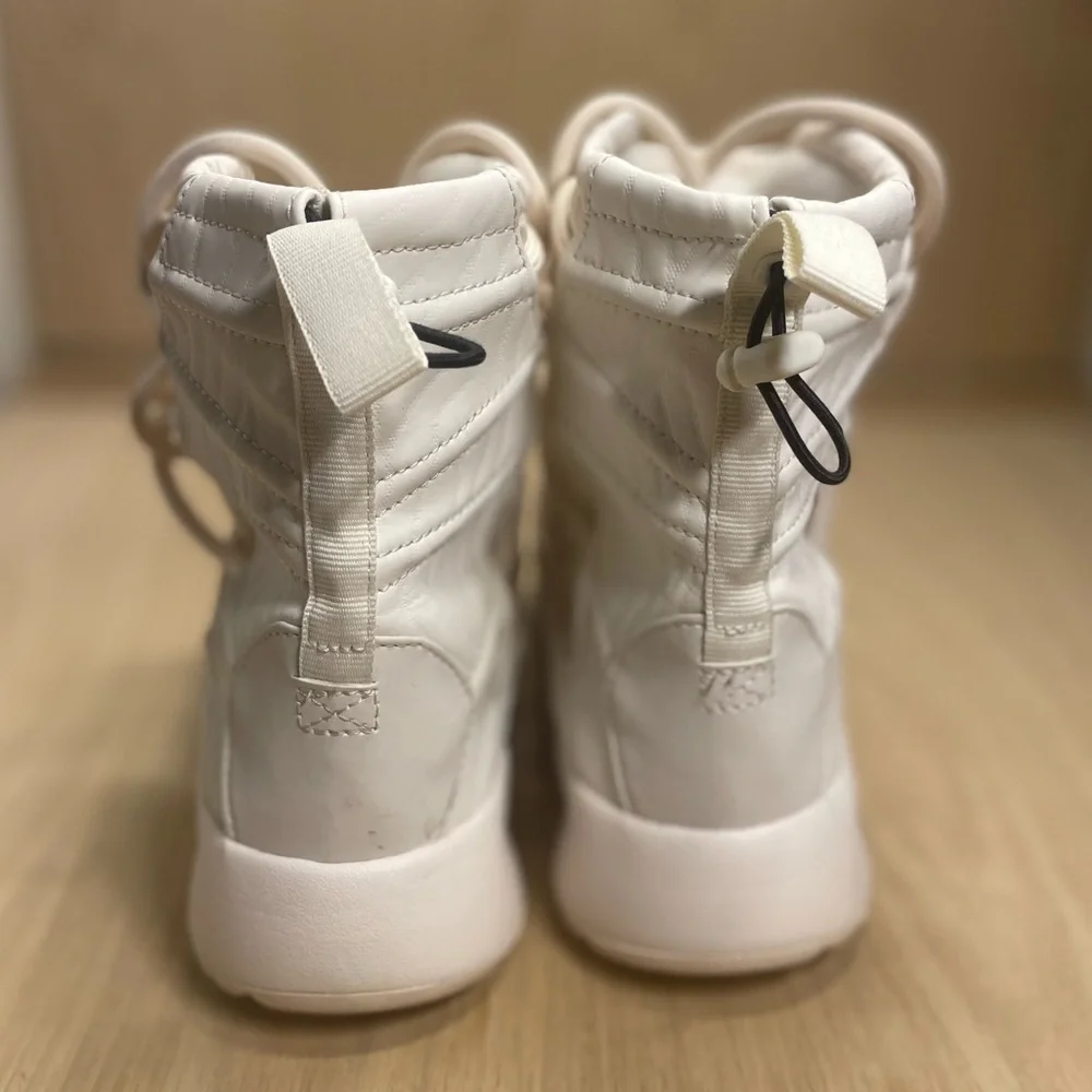NIKE Tanjun High Rise Boots in White Size 8.5